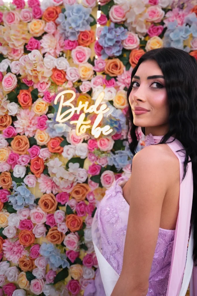 Düğün çekimi — bride to be neon tabelası önünde portre