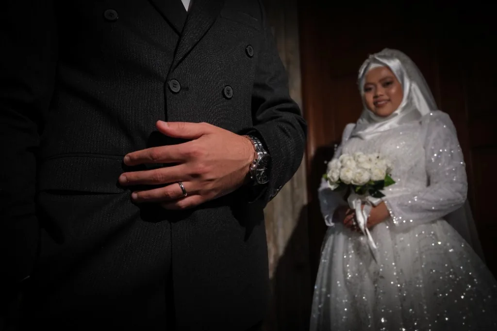 Düğün çekimi — damat ön planda, gelin arka planda editoryal kare
