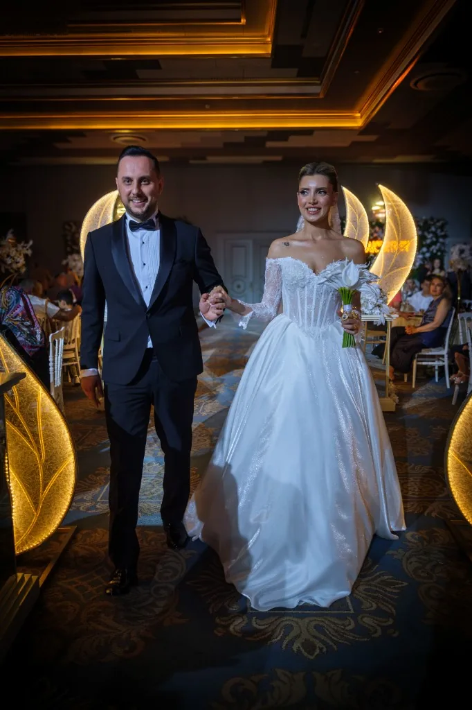 Düğün çekimi — gelin ve damat salonda yürüyüş anı